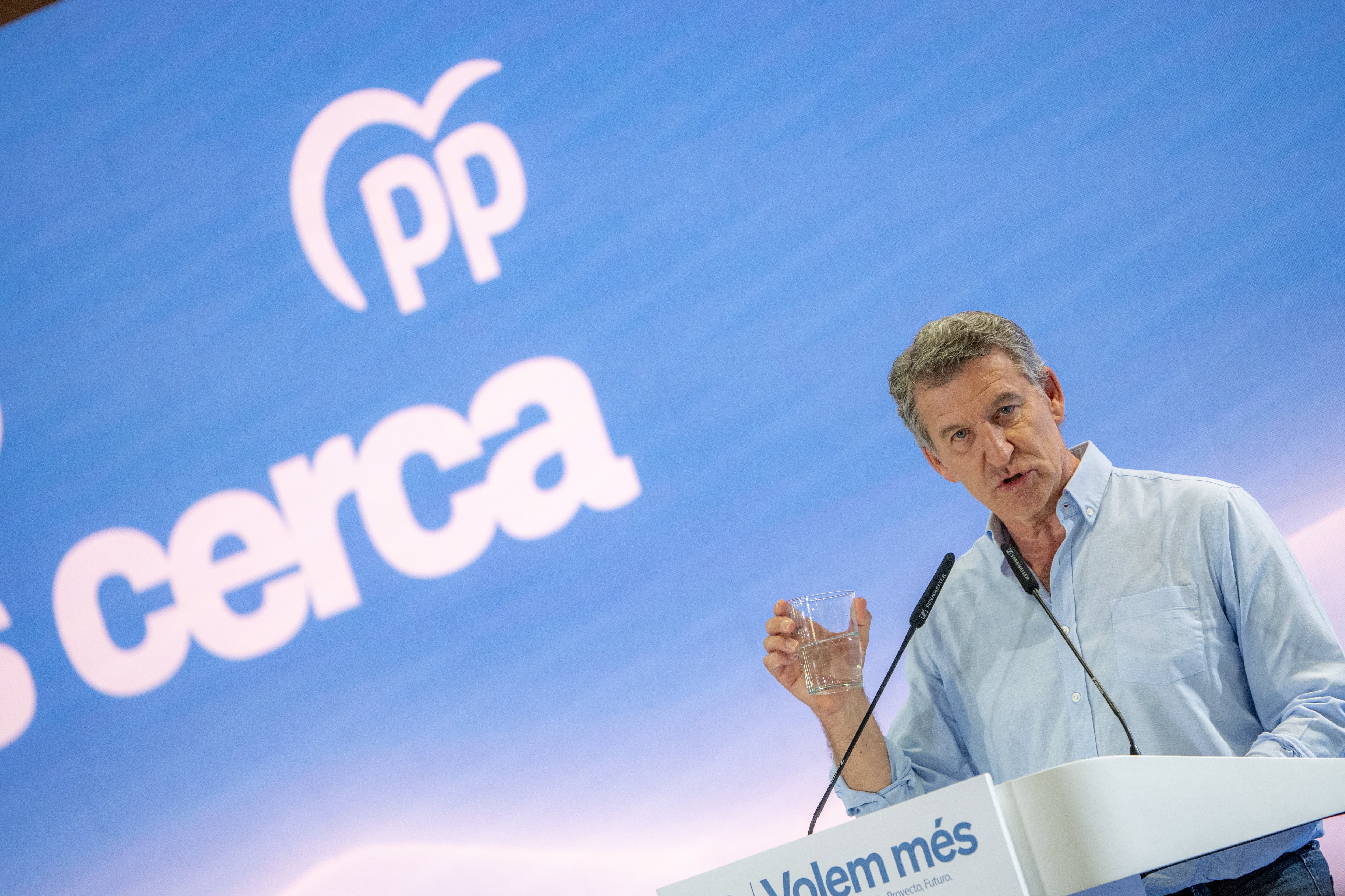 Feijóo insinúa que la ‘ley de nietos’ permite manipular el censo tras haber defendido su nacionalización masiva