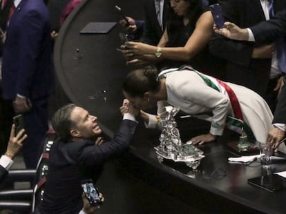 Claudia Sheinbaum besa la mano de Manuel Velasco tras tomar protesta como presidenta de México, el 1 de octubre de 2024.