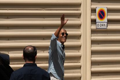 Obama saluda a los vecinos a su salida de la Sagrada Familia.