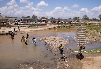 La obra ha causado controversia y ha sido criticada tanto por comerciantes y empresarios dominicanos y haitianos, así como por organizaciones defensoras de derechos humanos.