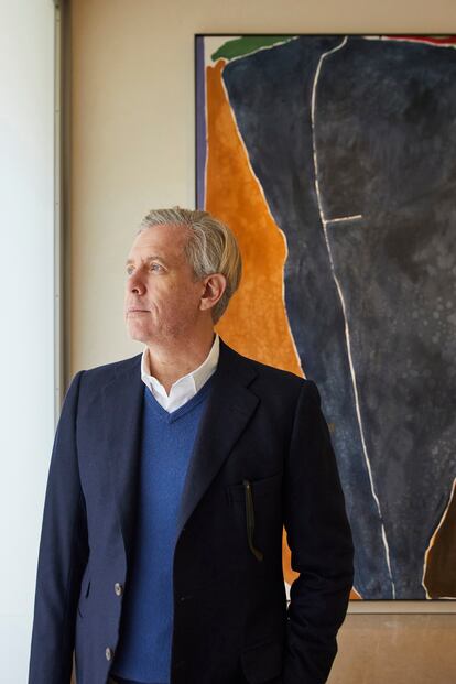 El interiorista Michael S. Smith, delante de una pintura del artista abstracto expresionista estadounidense Jack Roth. 