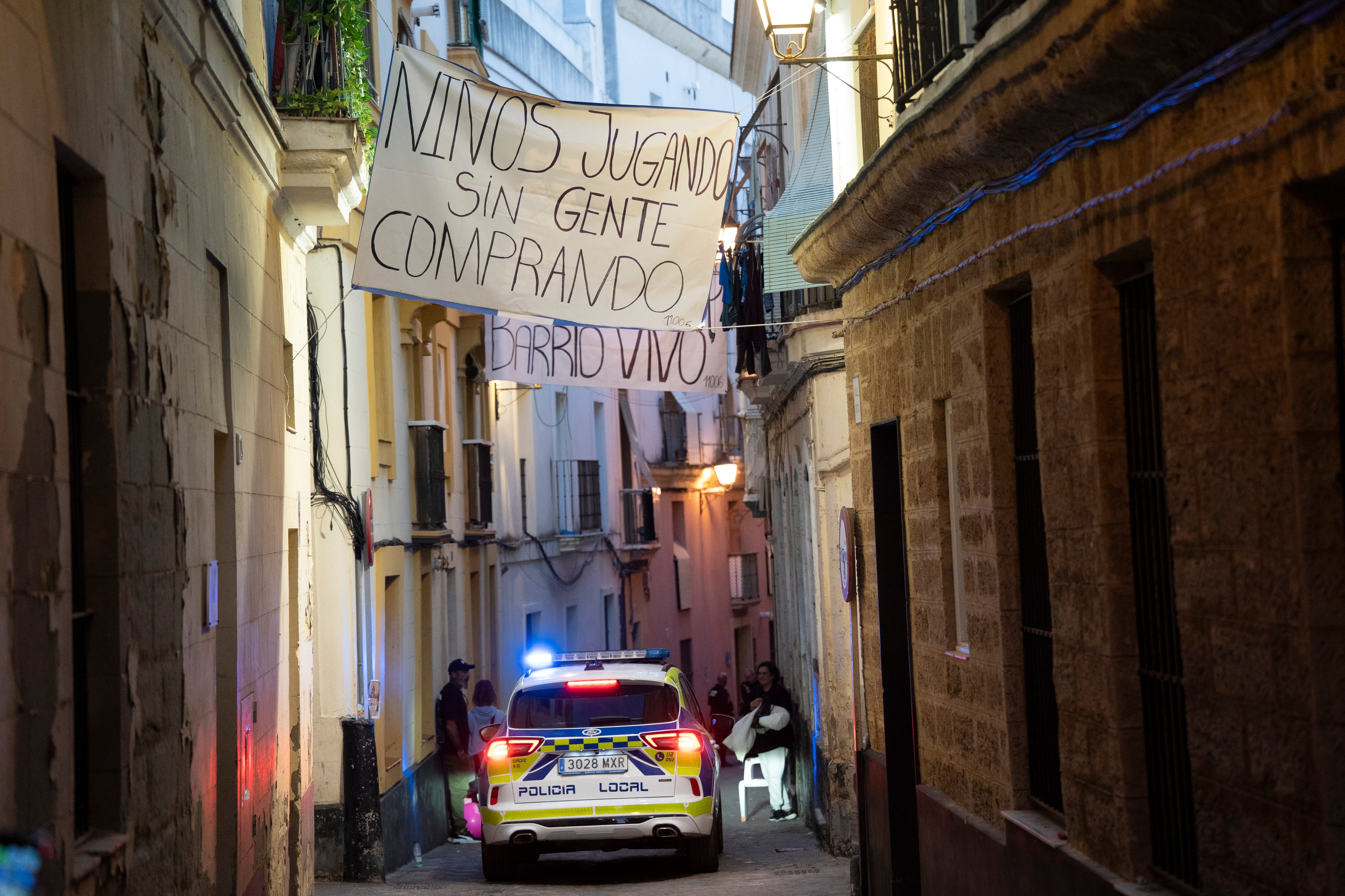 Un vehículo de la Policía Local de Cádiz patrullando por la calle Botica del Barrio de Santa María. 