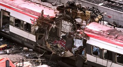 Restos de los vagones en la estación de Atocha, el 11 de marzo de 2004.