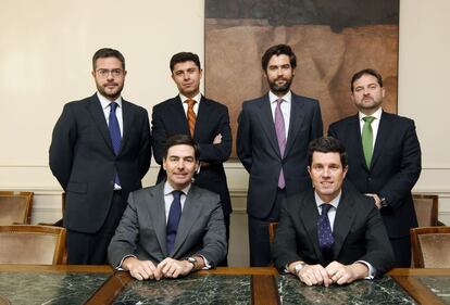 De pie: C. Ballesteros, P. Maudes, G. Bergareche y A. García. Sentados:I. Sánchez y J. Álvarez-Rendueles.