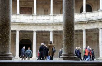 Un grupo de turistas visita la Alhambra de Granada. EFE/Archivo