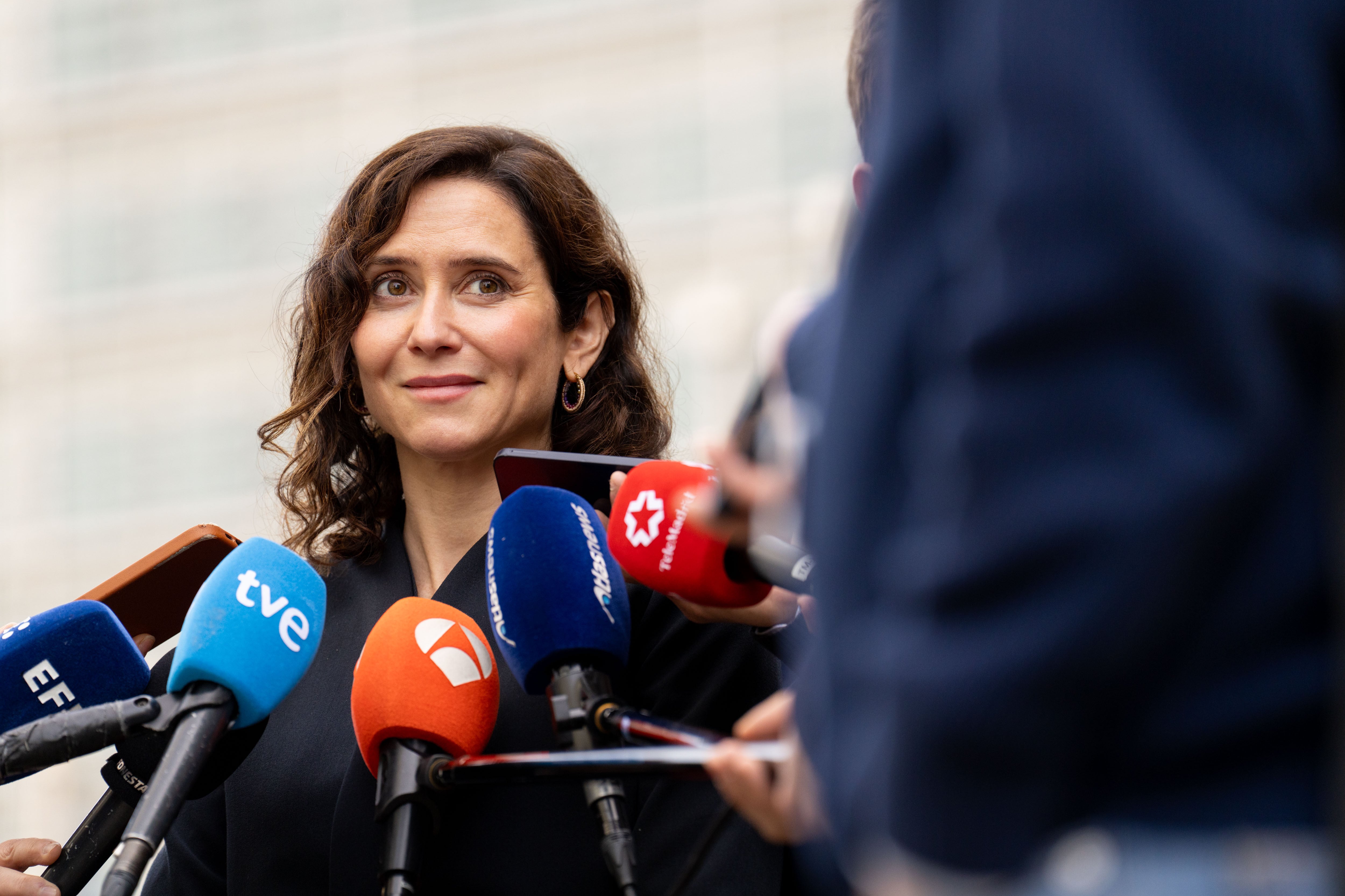 El Supremo admite a trámite el recurso de Ayuso para boicotear la regularización de inmigrantes de Pedro Sánchez