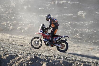 Zapag Peralta durante la primera etapa del Dakar; en motos ha ganado  Toby Price.