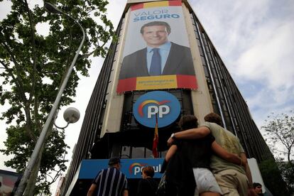 Publicidad de Pablo Casado en la sede de la calle de Génova en Madrid al día siguiente del batacazo del PP en las elecciones legislativas del 28-A, en 2019.