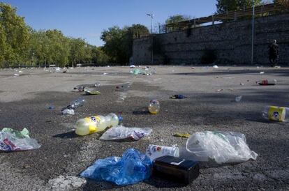 Aspecto del aparcamiento del Madrid Arena la mañana después de la fiesta.