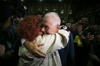 Ernest Maragall celebra la victòria a Barcelona, on empata a regidors amb Ada Colau però l'avança amb gairebé 5.000 vots.