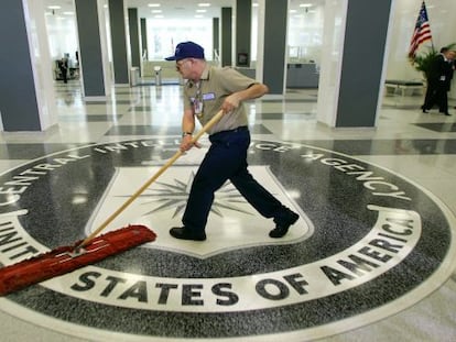 Un empleado limpia el acceso principal de la sede de la CIA. / AP