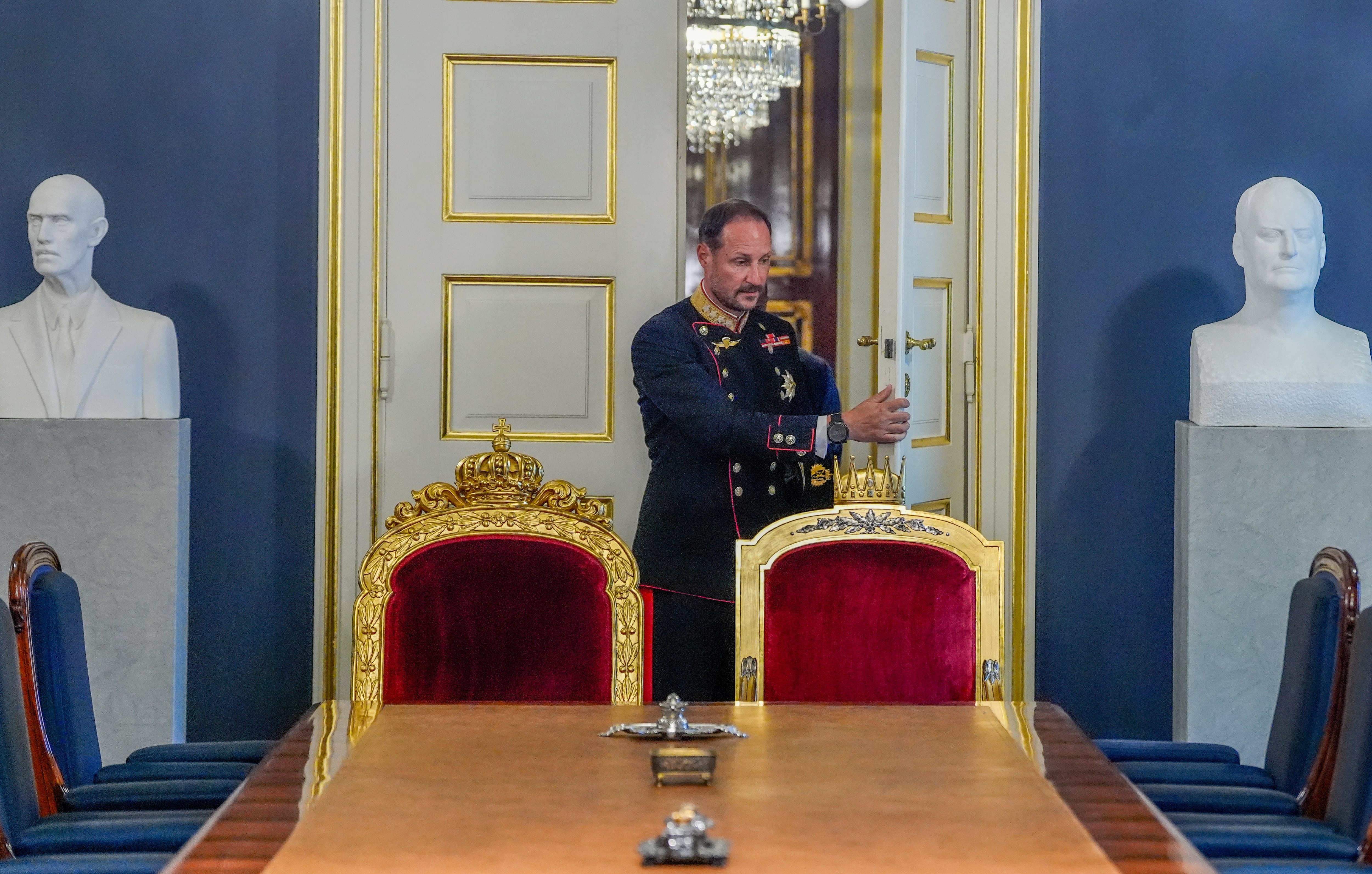 Haakon VIII de Noruega empieza su reinado con los retos de superar el problema de imagen familiar y preservar la cohesión nacional