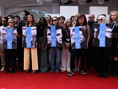 En el centro en primer plano, la presidenta del jurado del festival de Venecia, la actriz Julianne Moore (C), junto a otros miembros del jurado y cineastas (a la derecha, la española Isabel Coixet), participan en un acto de apoyo a Jafar Panahi.