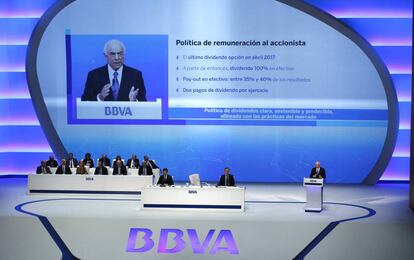 El presidente del BBVA , Francisco Gonz&aacute;lez (a la derecha) durante su exposici&oacute;n en la junta del BBVA, el pasado 17 de marzo.