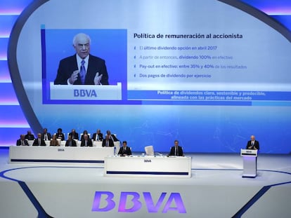 El presidente del BBVA , Francisco Gonz&aacute;lez (a la derecha) durante su exposici&oacute;n en la junta del BBVA, el pasado 17 de marzo.
