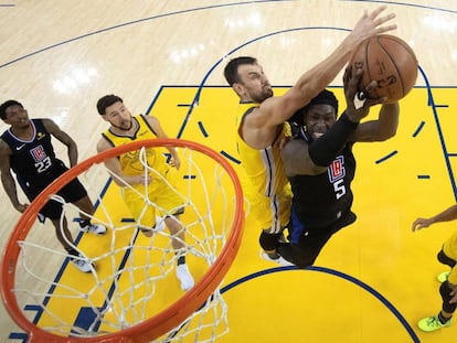 Bogut intenta ponerle un tapón a Harrel en el Warriors-Clippers.