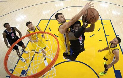 Bogut intenta ponerle un tapón a Harrel en el Warriors-Clippers.