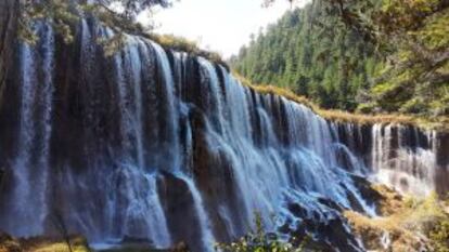 Una de las doce cascadas del parque nacional de Jiuzhaigou (China).