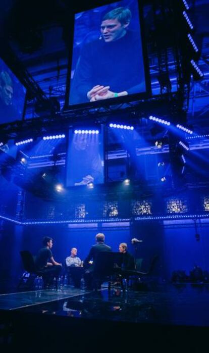 Experientes em renda básica universal charlan em uma mesa redonda em Slush (evento tecnológico em Helsinque) o passado 1 de dezembro.