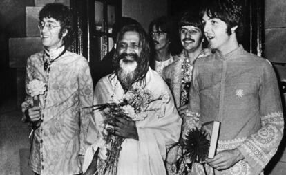 Los Beatles (¿los conoces?) y el gurú Maharishi Mahesh Yogi, en Gales en agosto de 1967. Acabaron tarifando....