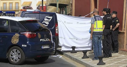 La polic&iacute;a cubre la parada del autob&uacute;s donde ha muerto una mujer durante un atraco en San Juan de Aznalfarache.