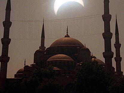 Eclipse solar sobre los minaretes de la Mezquita Azul de Estambul.