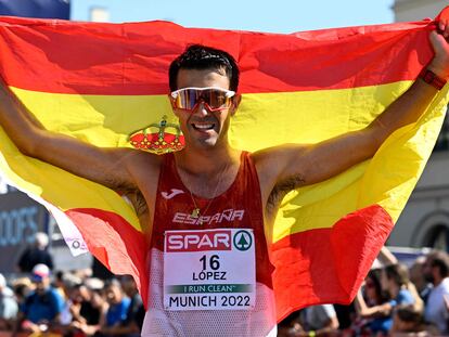 Winner Spain's Miguel Angel Lopez poses with his national flag after the men's 35km Race Walk at the European Athletics Championships in Munich, southern Germany on August 16, 2022. (Photo by Tobias SCHWARZ / AFP)