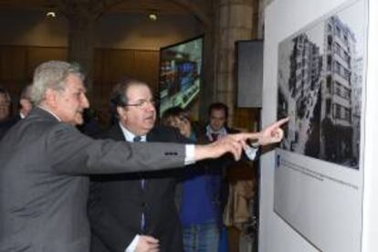 El presidente del Congreso de los Diputados, Jesús Posada (izq.) y el presidente de la Junta de Castilla y León, Juan Vicente Herrera (2 izq.), observan una de las fotografías de de la exposición "EFE, 75 años en fotos".