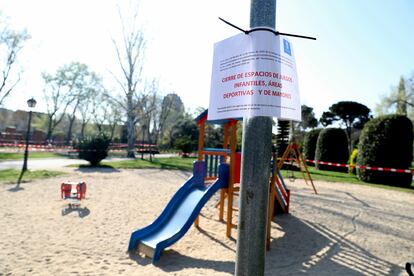 Un parque de Madrid cerrado por el coronavirus.