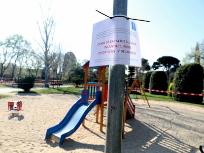 Un parque de Madrid cerrado por el coronavirus.