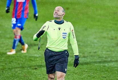 Mateu Lahoz, durante un momento del encuentro entre el Eibar y el Granada.