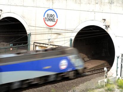Un tren entra en el eurotúnel, en Calais (Francia).