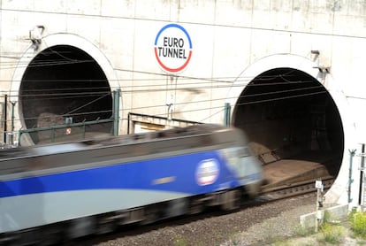 Un tren entra en el eurotúnel, en Calais. 
 
 