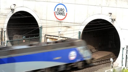 Un tren entra en el eurotúnel, en Calais. 
 
 