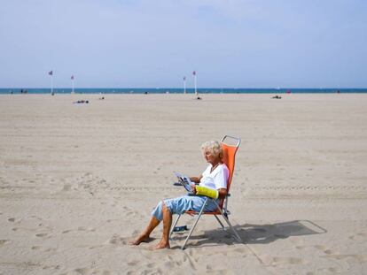 Una mujer lee en la playa de Deauville (Francia).