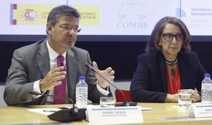El ministre de Justícia, Rafael Catalá, i la secretària general iberoamericana, Rebeca Grynspan, en un acte aquest dimecres.