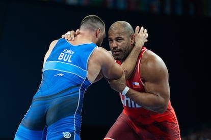 Yasmani Acosta (derecha) lucha contra Abdellatif Mohamed el 5 de agosto en París.