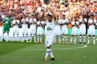 O lateral Alan Ruschel acena para o público no Camp Nou: partida marcou a volta do jogador ao campo, oito meses após a tragédia com o avião da Chapecoense, ao qual ele sobreviveu. 