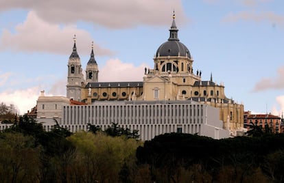 En primer término, la Galería de las Colecciones Reales, con la catedral de la Almudena, detrás.