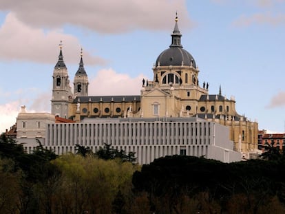 En primer término, la Galería de las Colecciones Reales, con la catedral de la Almudena, detrás.