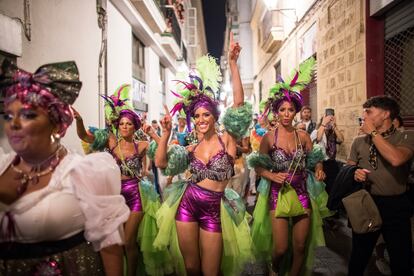 Finalistas de camino al Teatro Falla para participar en el Concurso oficial de agrupaciones carnavalescas de Cádiz.