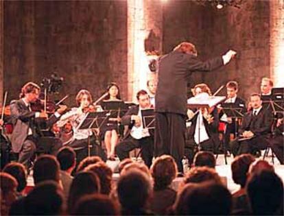 Jordi Savall dirigiendo a la Capella Reial de Catalunya el sábado por la noche en la iglesia de Torroella de Montgrí.