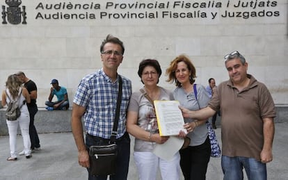 Los cuatro denunciantes, este mi&eacute;rcoles, en la Ciudad de la Justicia en Valencia.