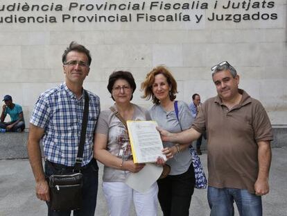Los cuatro denunciantes, este miércoles, en la Ciudad de la Justicia en Valencia.