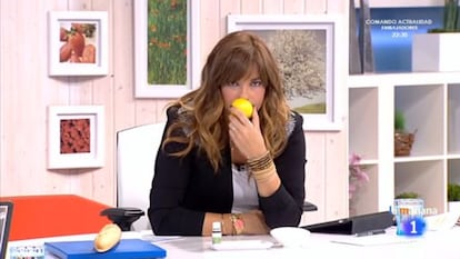 Mariló Montero huele un limón en su programa.