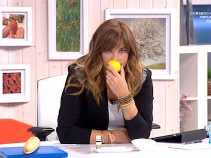 Mariló Montero huele un limón en su programa.