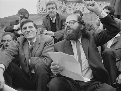 Allen Ginsberg junto a otros poetas y escritores en el Albert Memorial de South Kensington, Londres, en 1965, antes de participar en un espectáculo poético en el Royal Albert Hall. De izquierda a derecha y de arriba abajo le rodean: Adrian Mitchell, Anselm Hollo, Harry Fainlight y Alexander Trocchi.