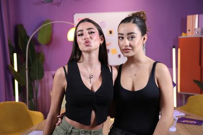 Marina Rivers junto a una de sus invitadas, la 'influencer' Lola Moreno, más conocida como Lola Lolita.