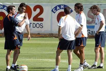 Quique Flores charla (de izquierda a derecha) con Ayala, Fabio Aurelio, Moretti y Carboni.
