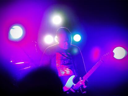 Billy Corgan, líder de los Smashing Pumpkins, ayer durante su concierto en La Riviera.